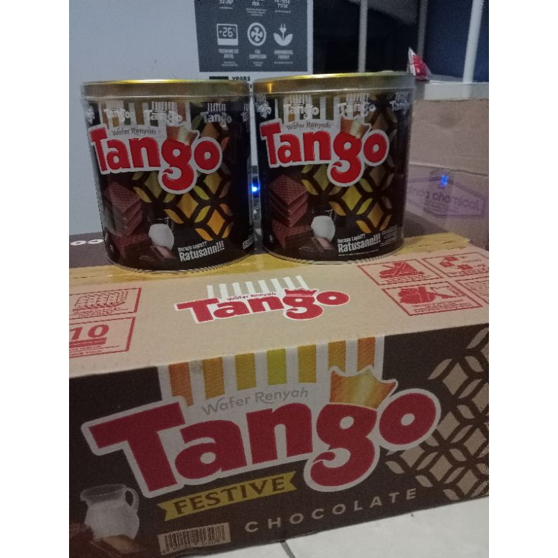 

Tango kaleng Festive Chocolate 1dus isi 6