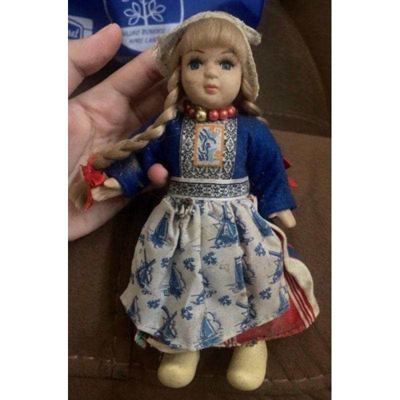 PAJANGAN NONI BELANDA