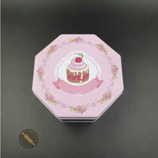 

HEXAGON PINK CUPCAKE TIN BOX (MEDIUM) UK. D = 18 CM - T = 8 CM - (BARANG CACAT)