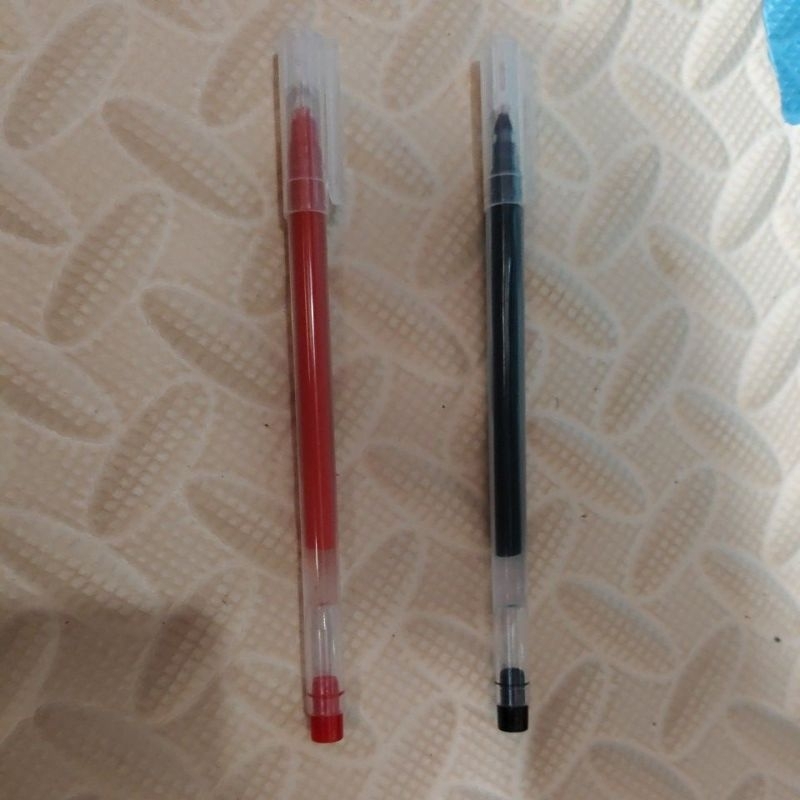 

Ballpoint Pen Merah dan Hitam