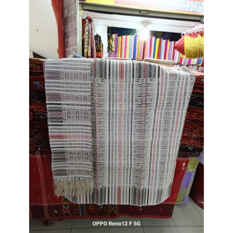 SONGKET TUMTUMAN SAMBUNGAN PUTIH DAN HITAM.