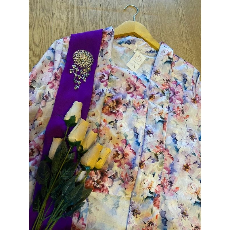 Kebaya Bunga Kalluna Abstract Floral Putih Ungu Pink Seragam Yearbook Bridesmaids Kutubaru Tema Adat