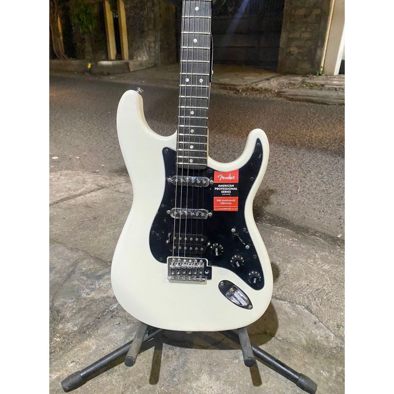 Gitar Fender white custom