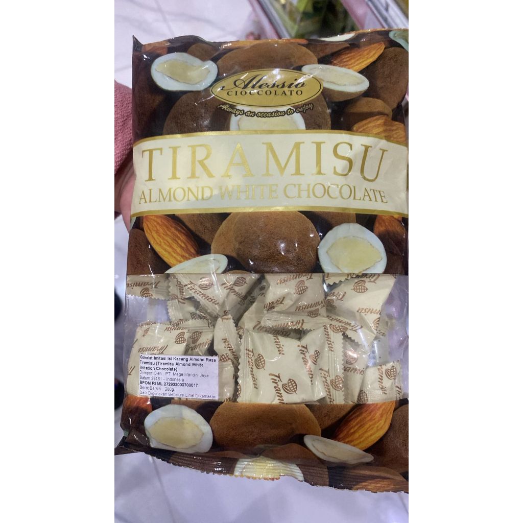 

Snack/Cemilan/Makanan Ringan Coklat Isi Kacang Almond Rasa Tiramisu 200 gr