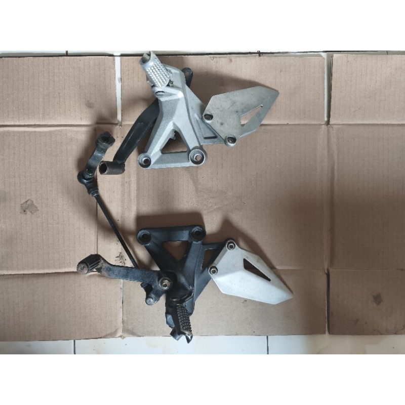 FOOTSTEP / BOSTEP / FOOT STEP DEPAN CBR250RR CBR 250RR ORIGINAL SEPASANG KANAN KIRI