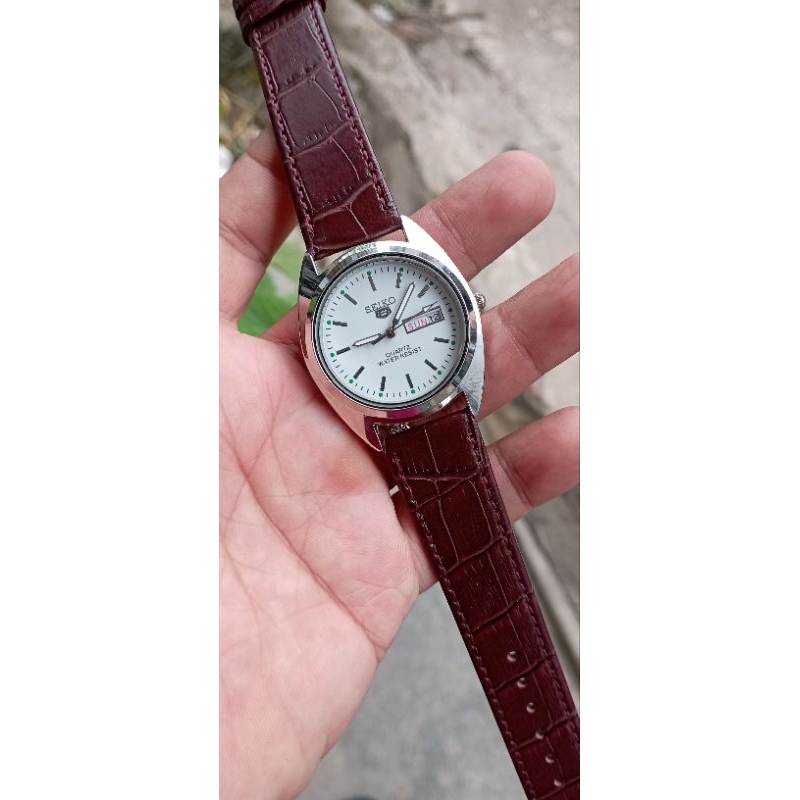jam tangan pria Seiko 5 Deal Putih tanggal hari normal water  resist kulit strap quartz