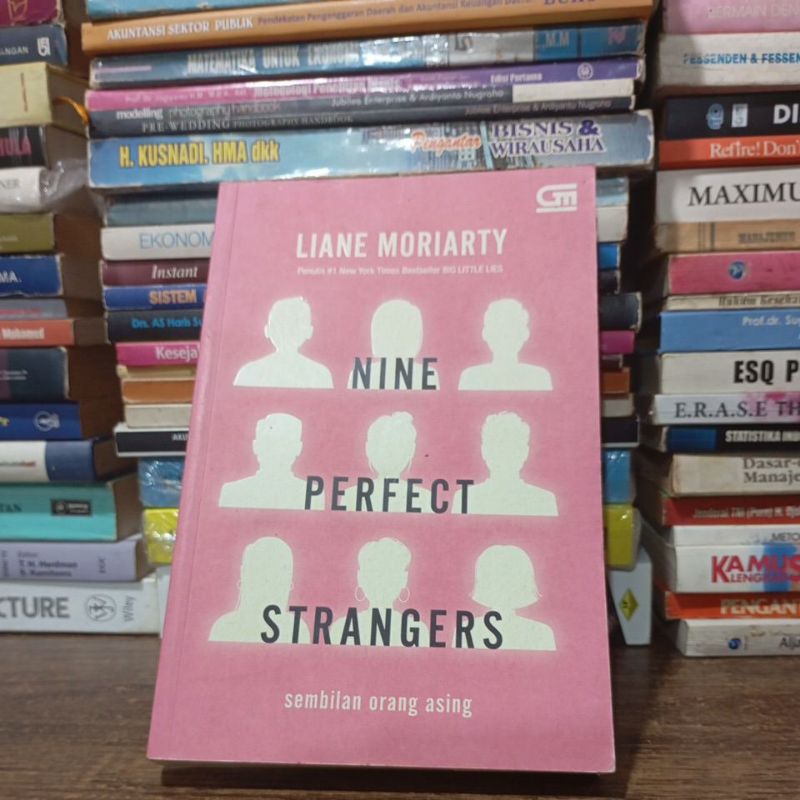 sembilan orang asing