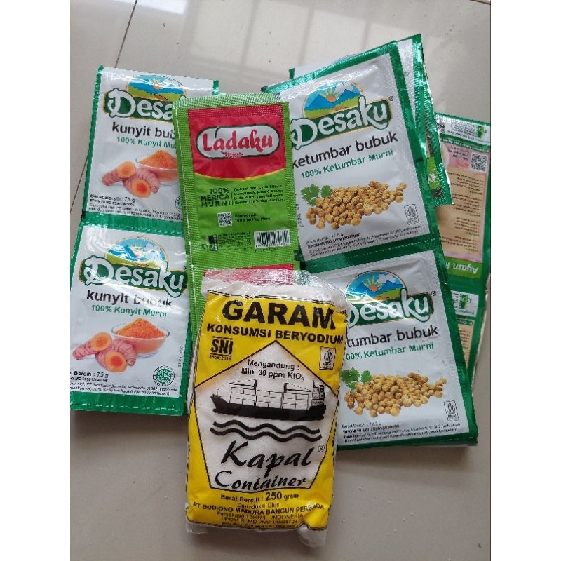 

Paket bumbu masak 6 sachet Desaku kunyit+6 sachet desaku ketumbar+6 sachet ladaku+1 pcs garam kapal container