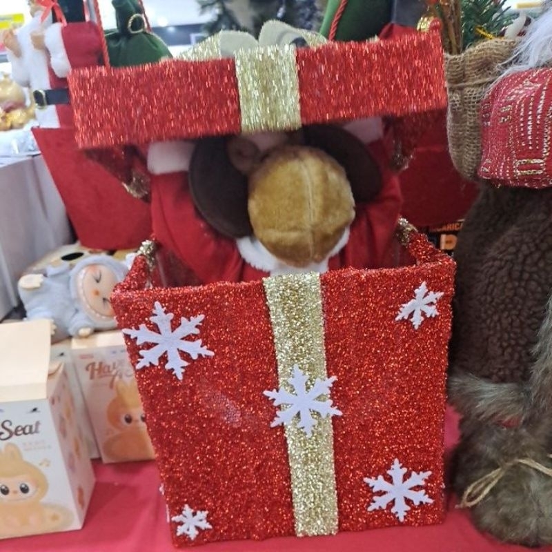 

kotak kado merah isi rusa bergerak dan musik