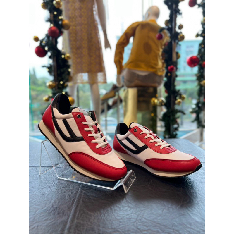 Sepatu Sneakers  Merah Putih dan Hitam