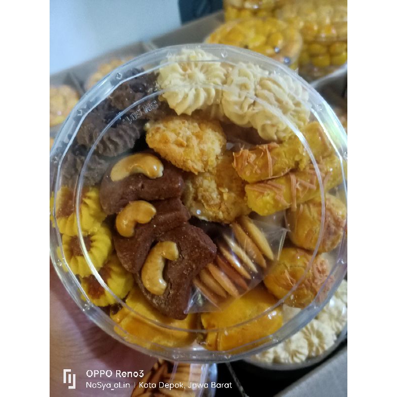 

Tester mix (isinya 12 macam kue kering nastar putri salju cokelat mede kastangel nastar rose chocochips lidah kucing nastar keong nastar klasik)