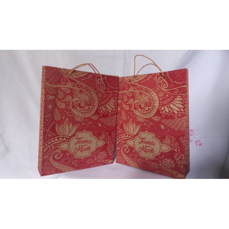 

(ISI 20PCS) PAPER BAG/TAS KERTAS BATIK/TAS SOVENIR WARNA MERAH UKURAN TANGGUNG