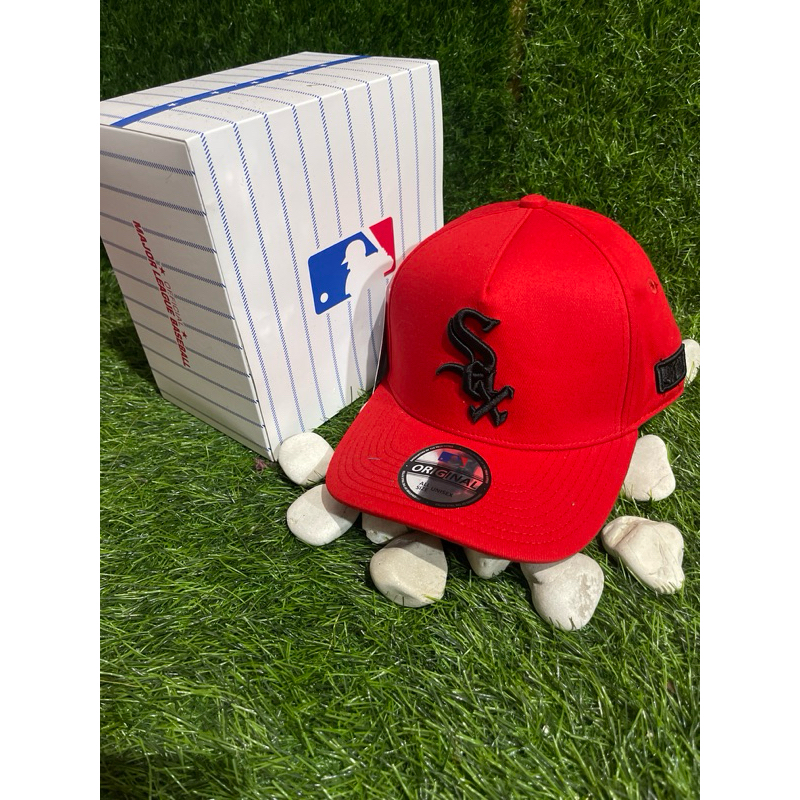 IDE CLOTHES Logo Sox Hitam Bahan Merah MLB Unisex