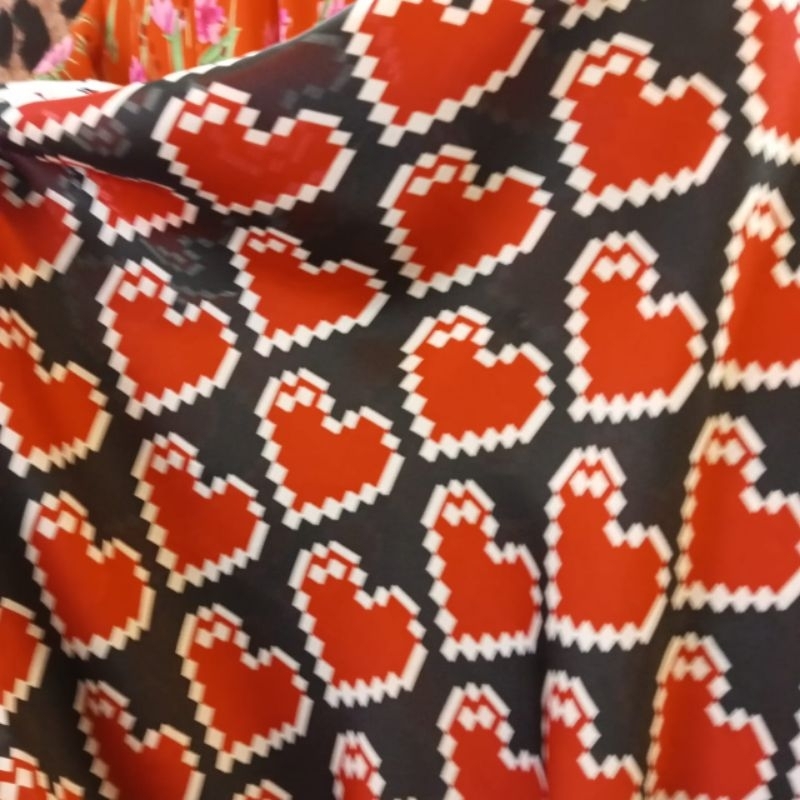 kain satin silk motif love - kain satin silk premium - kain satin meteran - kain satin silk garmen -