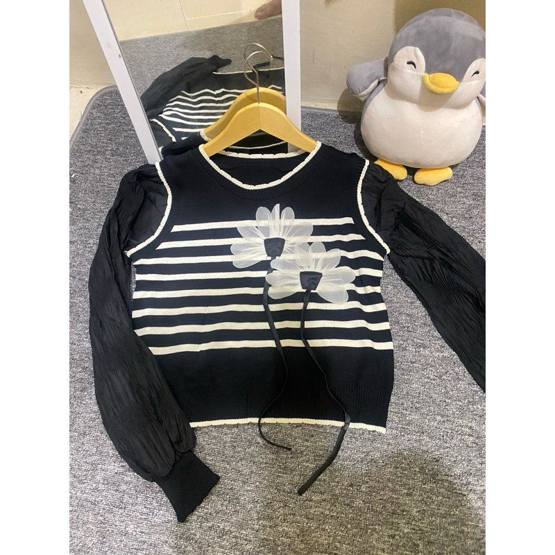 Sweater Hitam Garis-Garis dengan Bunga Hiasan Putih