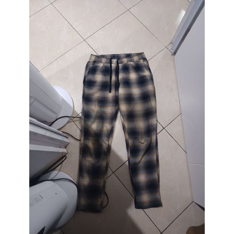 CELANA TARTAN UNIQLO