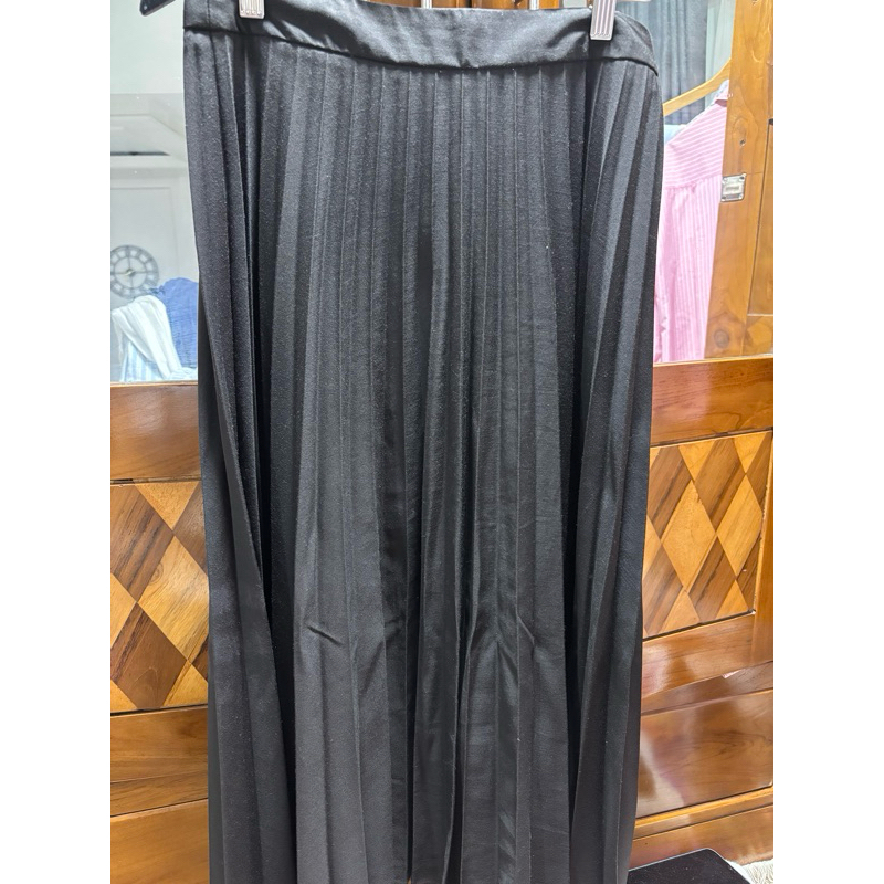 preloved rok stradivarius size L