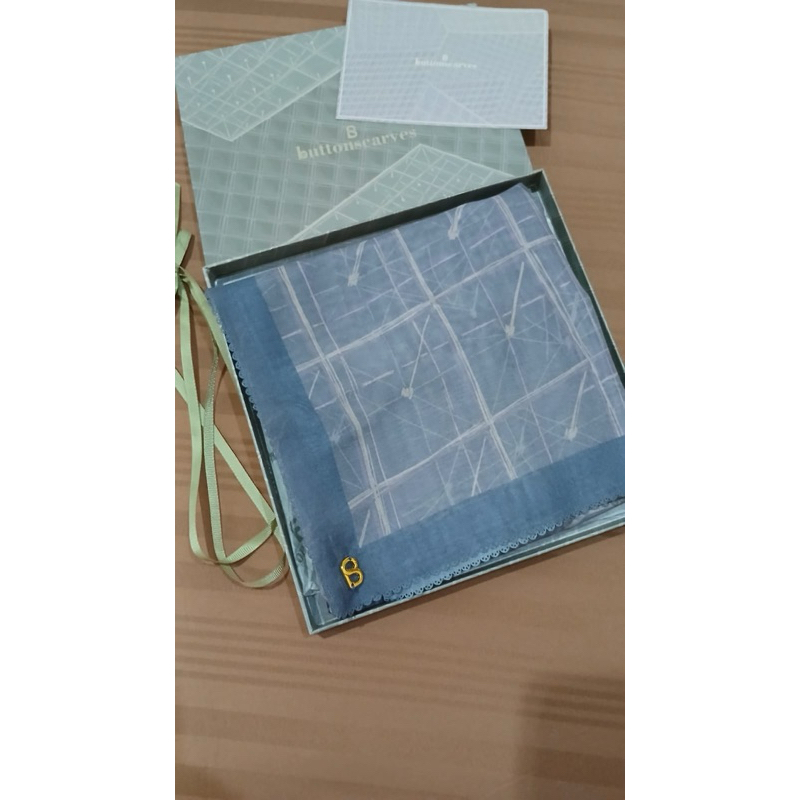 Preloved Buttonscarves Louvre Infinity fullset