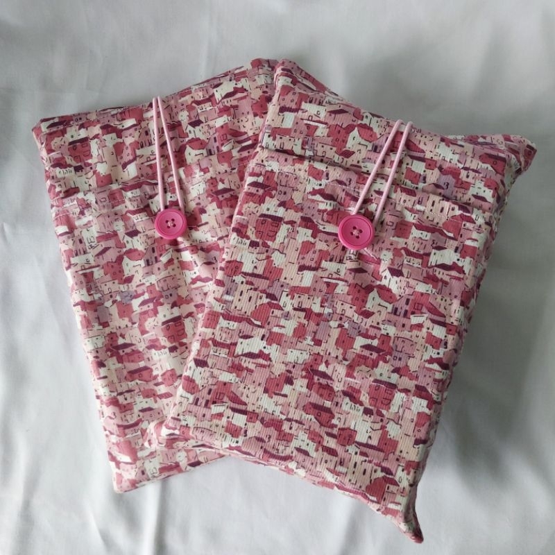 

Book Sleeve Medium | Kantong Buku Kain | Pouch Novel - Motif Rumah Pink