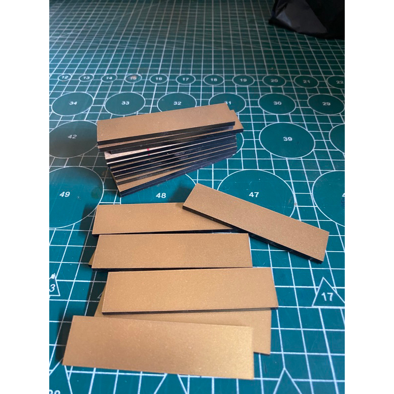 

Bahan nama dada akrilik polos (Dipotong menggunakan Laser Cutting) hitam gold 8x2cm 3mm