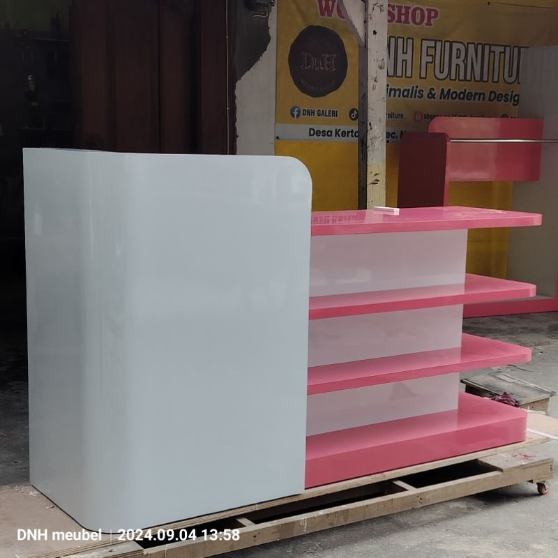 Meja Kasir Rak Kosmetik Salon Kecantikan Pink Estetik