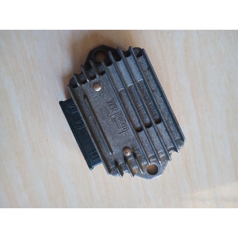 REGULATOR VESPA DUCATI ZEM 12V // KIPROK  VESPA DUCATI 12V