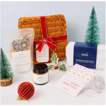 

Fountain's EOY Hamper #C : Himalayan Salt & Lavender Heat Pack + Salt & Floral or Golden Hour Candle + Hand-Woven Rattan Box