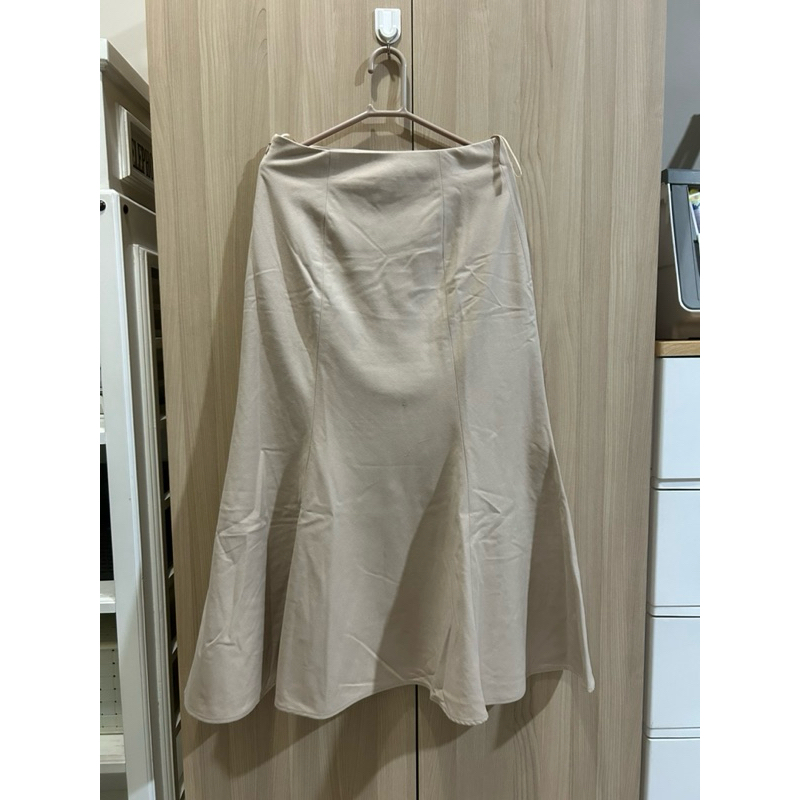 Rok flare uniqlo warna cream