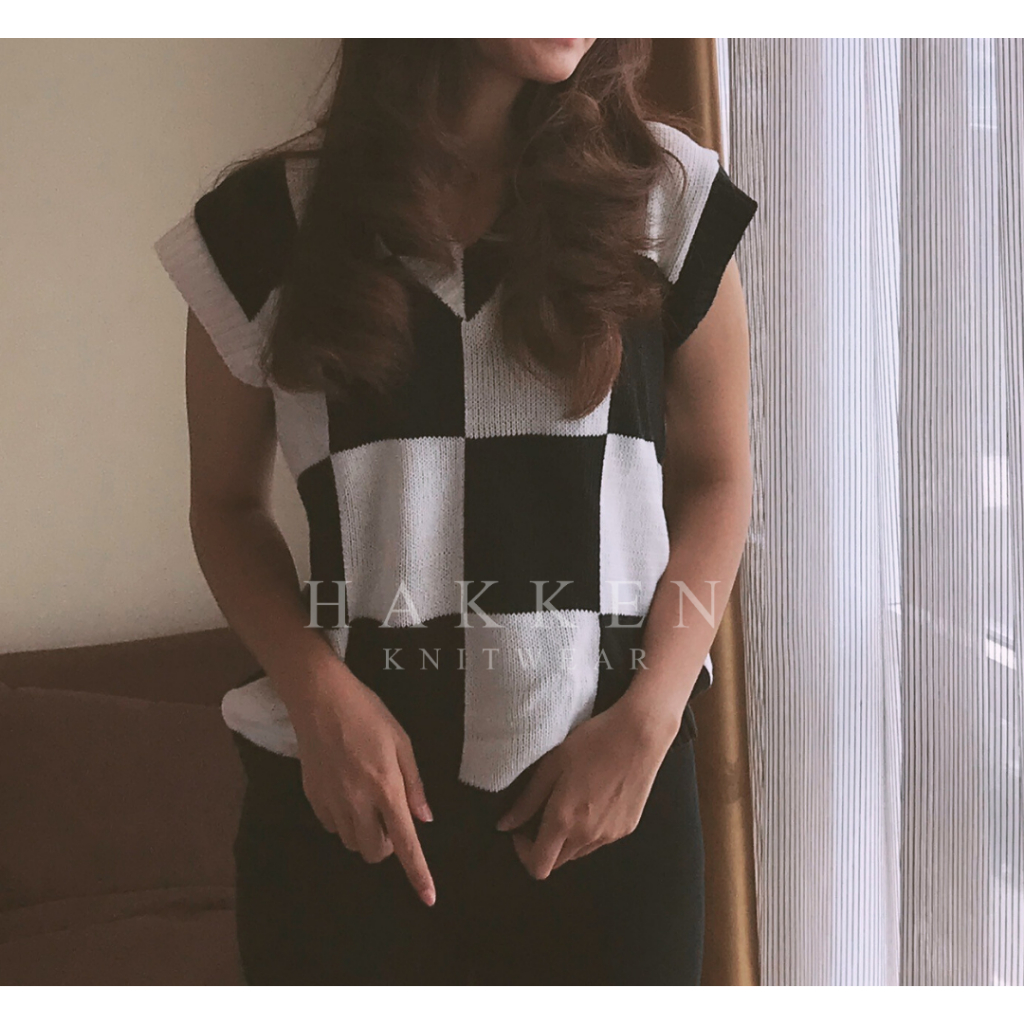 Hakken - Wednesday Addams Vest / Rompi Rajut Wednesday Kotak Kotak Catur Hitam Putih