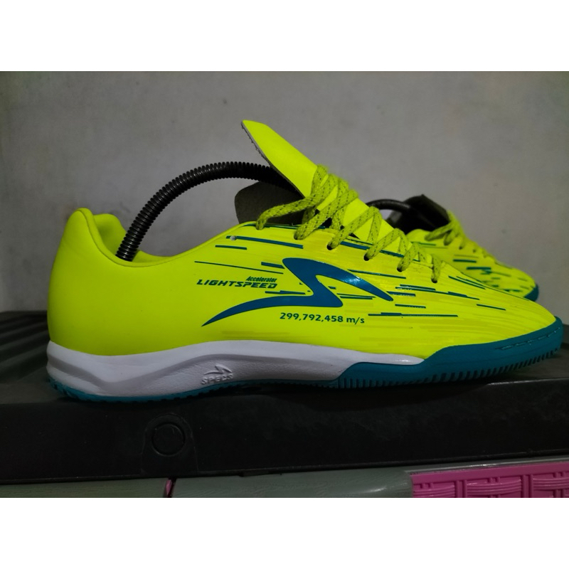 SPECS SEPATU FUTSAL LIGHTSPEED REBORN HIJAU