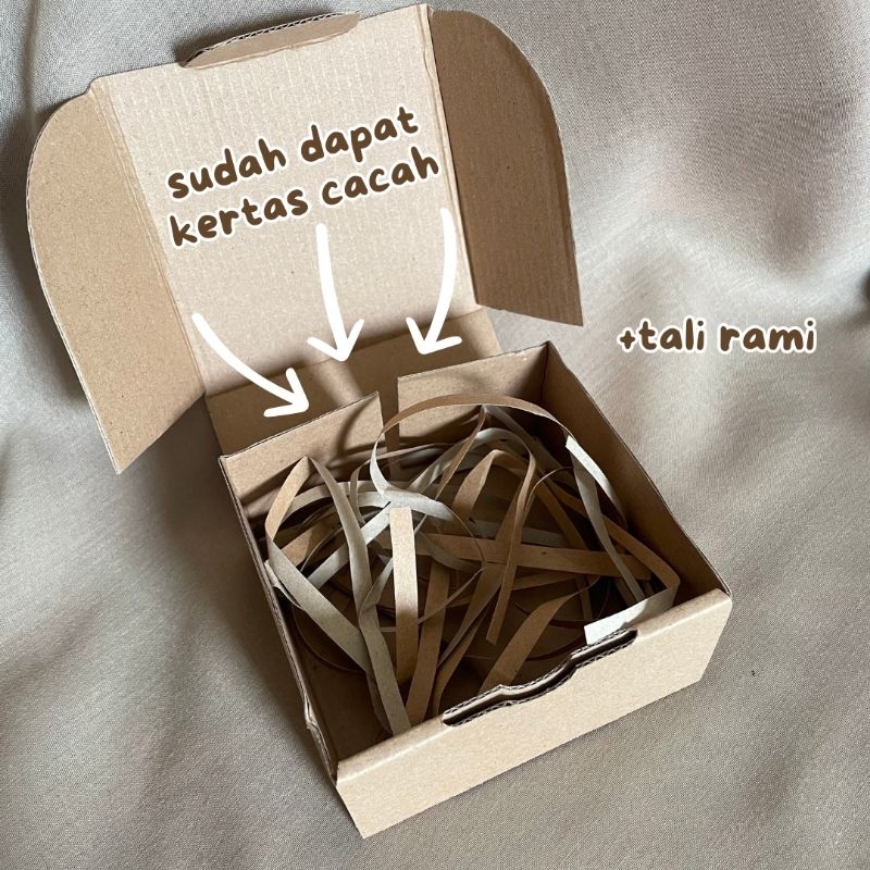 

Box Hampers Kado Ulang Tahun Ukuran 10x10x5 cm Kardus Die Cut
