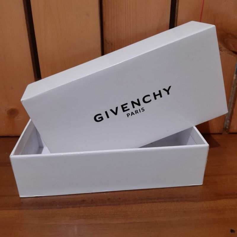 

KOTAK BOX KACAMATA GIVENCHY