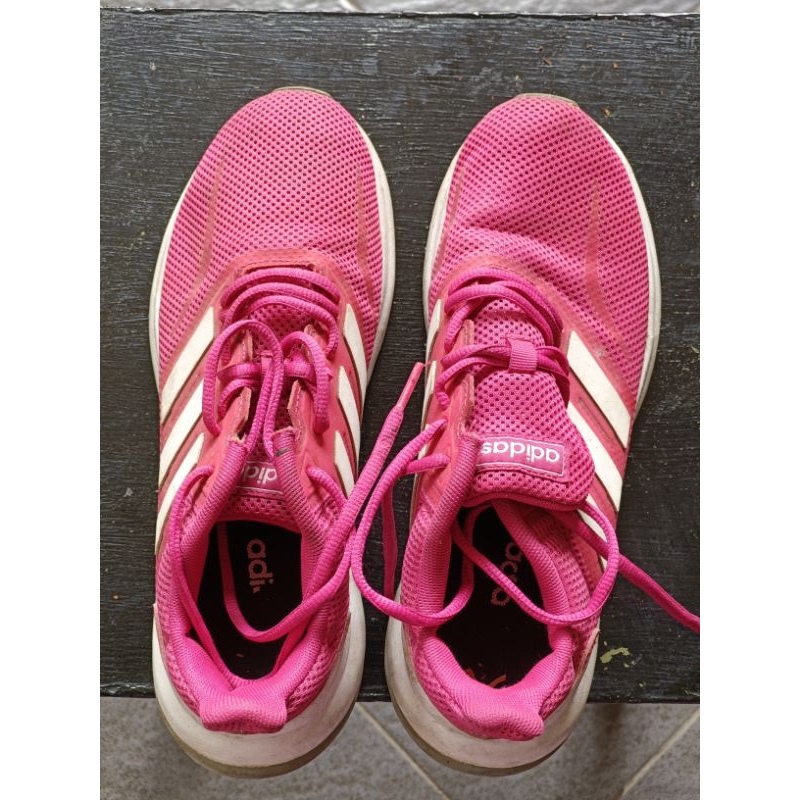 preloved sepatu olahraga wanita