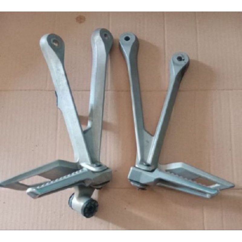 Footstep Postep Pijakan Kaki Belakang Honda CBR 150R LED Facelift Original AHM Honda
