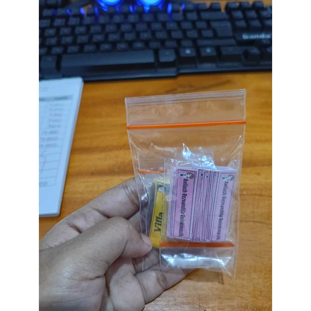 

Cutting Stiker Nama Pulpen dan Buku