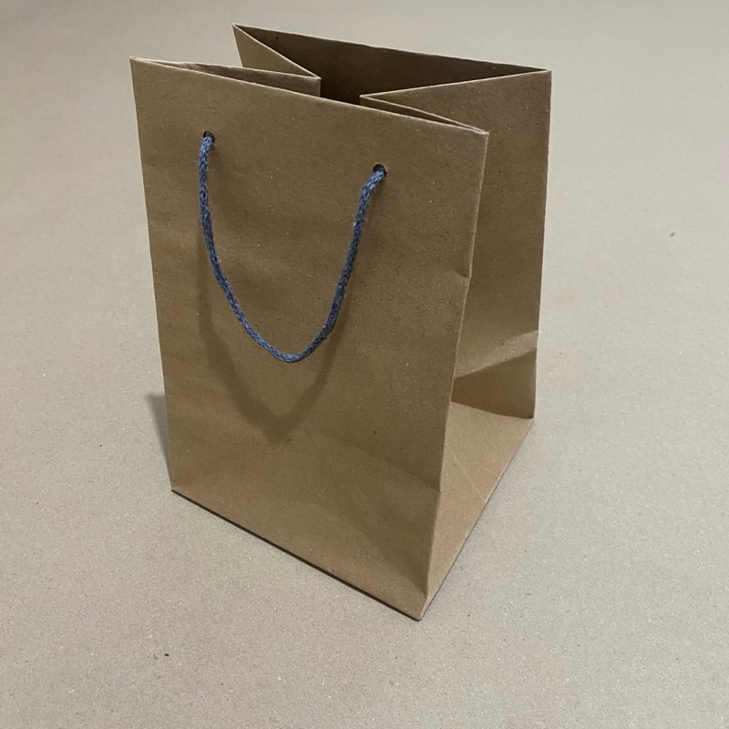 

Paperbag Polos Coklat Ukuran 14x14x20 (Paket 12pcs) |Tas Kado |Tas Souvenir