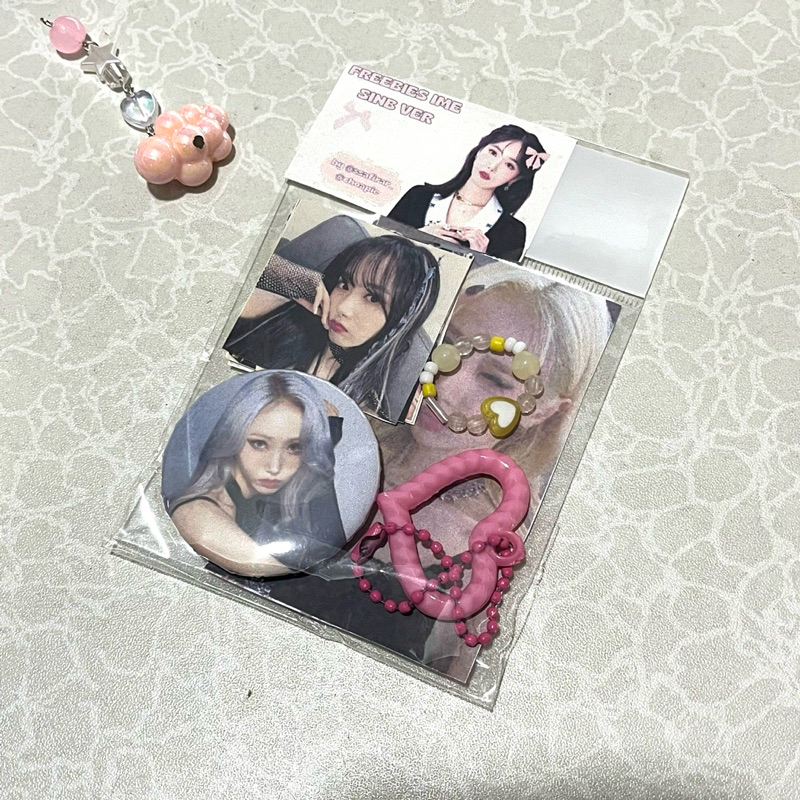 

hampers freebies hadiah costum isi stiker ballchain pin and photocard