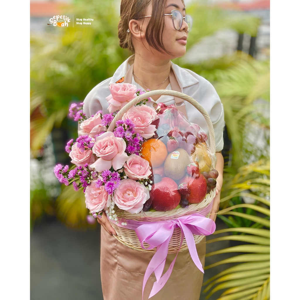 

Sepetikbuah - Freshly Fruits Hampers with Pink Roses