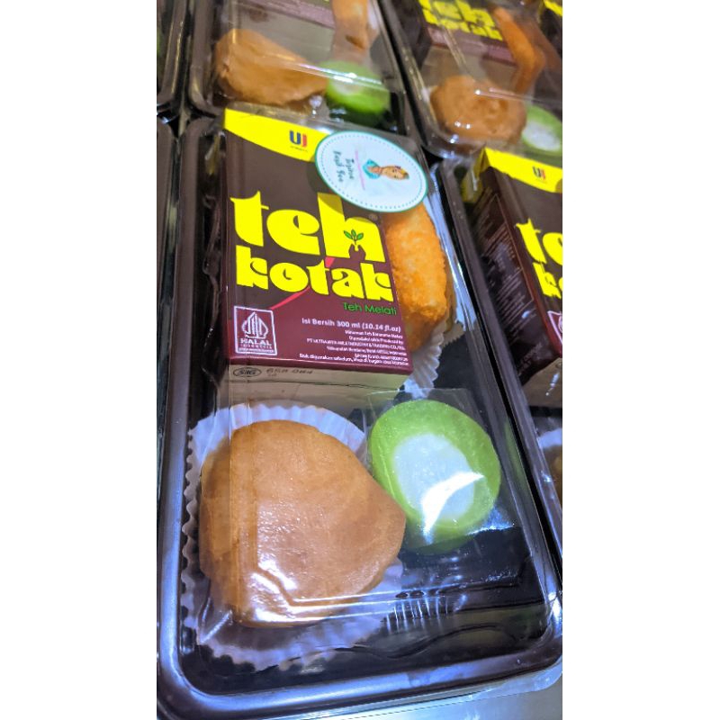

Snack Box / Kue Box Makassar Snack Box Wisuda