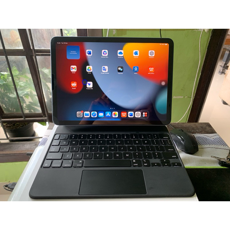 Apple iPad Air 4 256GB CPO + Apple Magic Keyboard