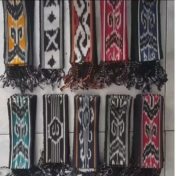 Ikat kepala Toraja tenun etnik Toraja
