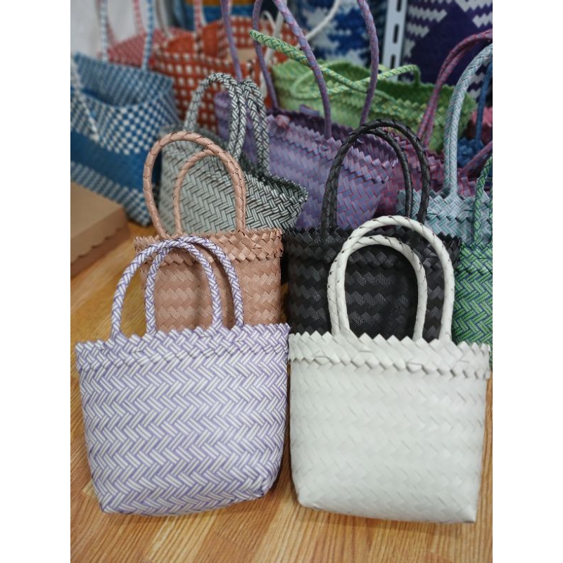 

TAS ANYAMAN XS TALI PENDEK/SOVENIR/TAS HAJATAN