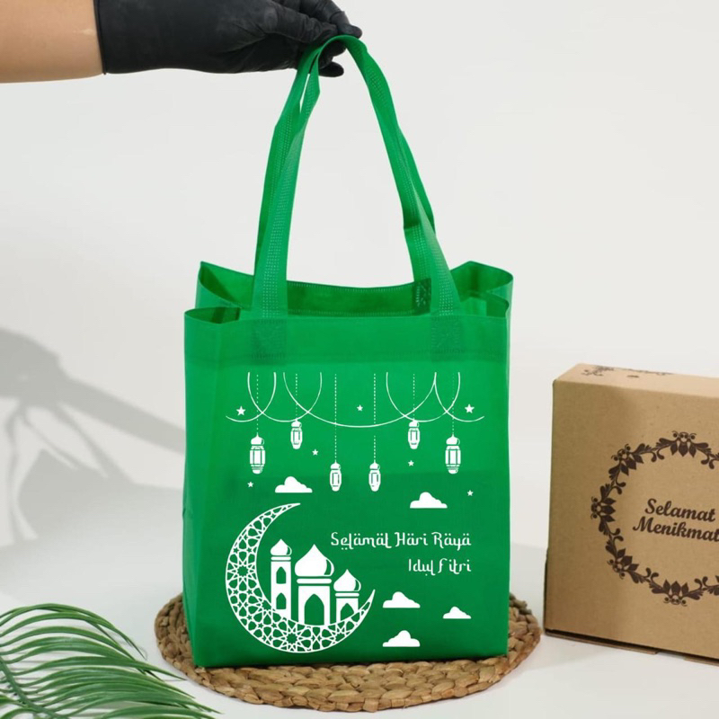 

TERMURAH!! (1 LUSIN = 12 PCS) READYSTOCK TERLARIS TAS PARCEL IDUL FITRI 22x22 TINGGI 28 CM / TAS LEBARAN / GOODIE BAG IDUL FITRI / TAS HAMPERS / TAS BELANJA / TAS SPUNBOND