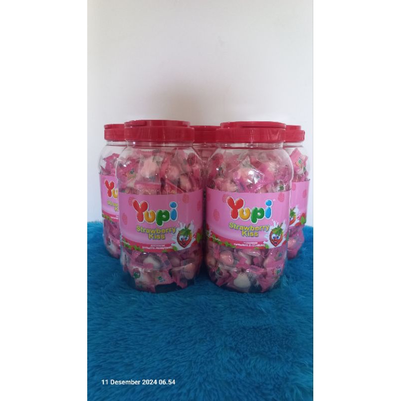 

YUPI Toples Strawberry Kiss Yupi Jar 300gr Murah