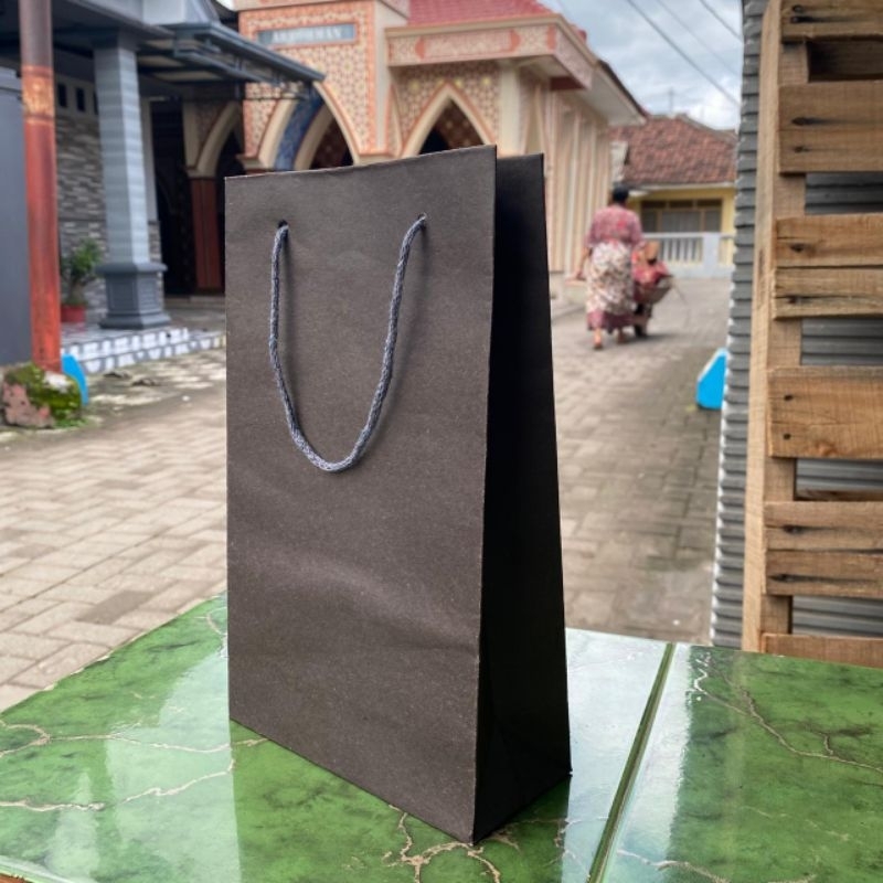 

(Paket 12pcs) Paperbag Polos Hitam Ukuran 15x8x25 |Tas Kertas |Tas Kado |Paperbag Souvenir |Paperbag Termurah!!