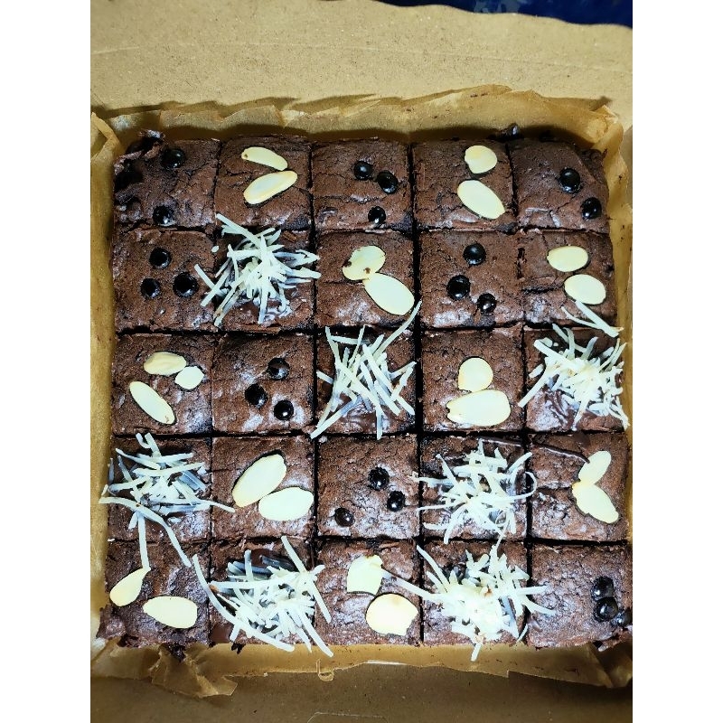 

Magus Fudgy Brownies Shiny Crust 20x20cm