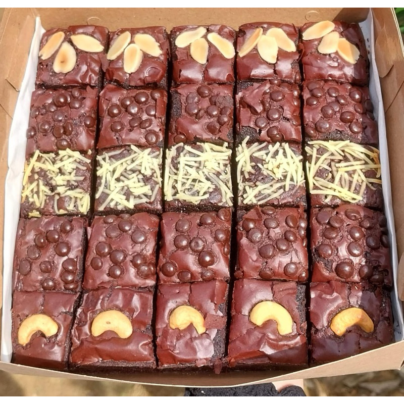 

Fudgy Brownies Sekat Topping Mix | Size 20x20