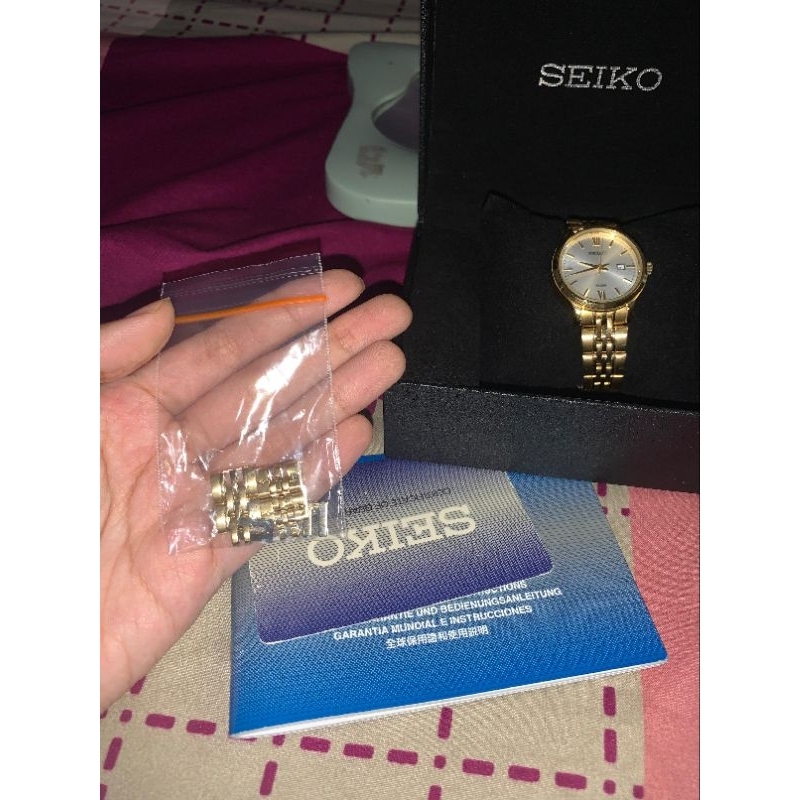 Jam tangan seiko classic.