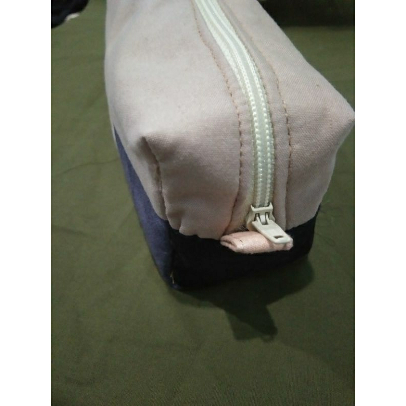 

Tempat Pensil /Kosmetik/ Dompet Alat Make Up