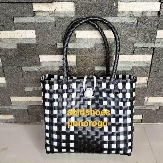 tas anyaman | tas anyaman plastik kekinian | tas belanja | tote bag | tas wanita